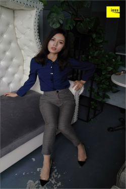 女人物去掉所有服装的样子